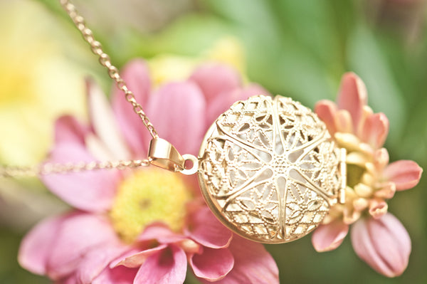LUZ FILIGREE LOCKET