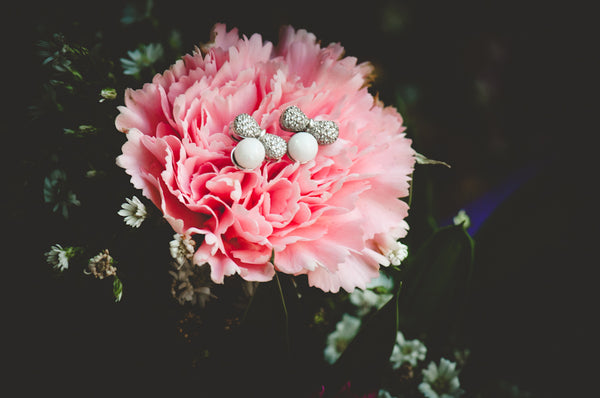 MAHALIA - RIBBON PEARL EARRING