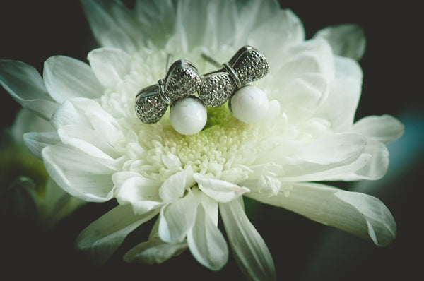 MAHALIA - RIBBON PEARL EARRING