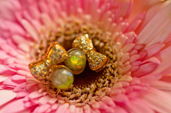 MAHALIA - RIBBON PEARL EARRING