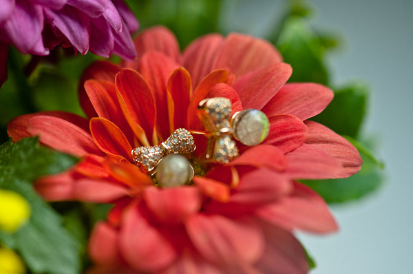 MAHALIA - RIBBON PEARL EARRING