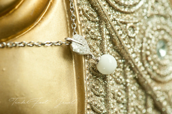 JUDITH - HEART LEAF AND PEARL PENDANT