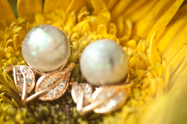 KAMILA - LEAF PEARL EARRING