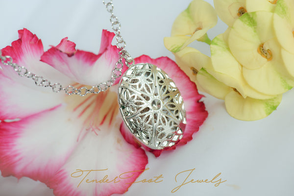 LUZ FILIGREE LOCKET