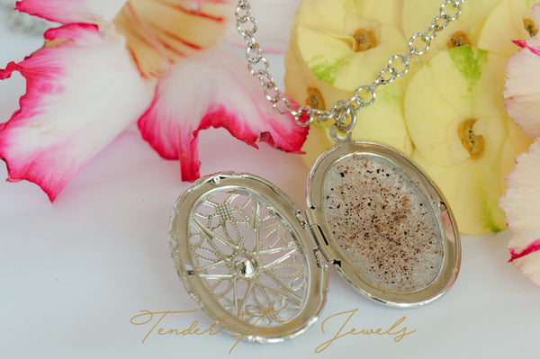 LUZ FILIGREE LOCKET