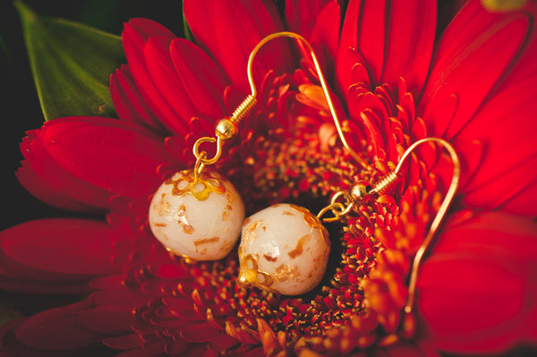 MARITA - DANGLING PEARL EARRING