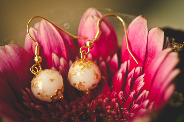 MARITA - DANGLING PEARL EARRING