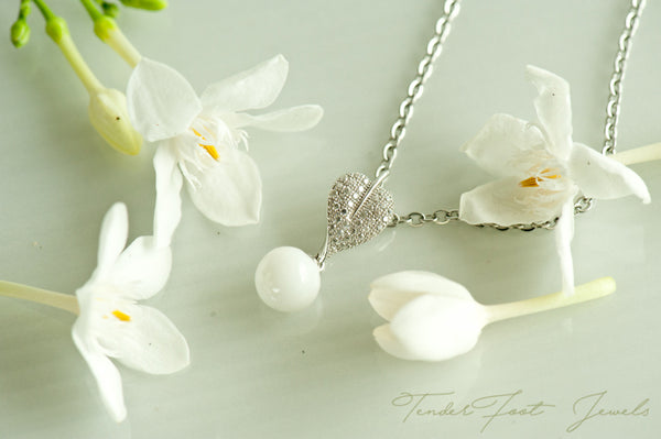 JUDITH - HEART LEAF AND PEARL PENDANT